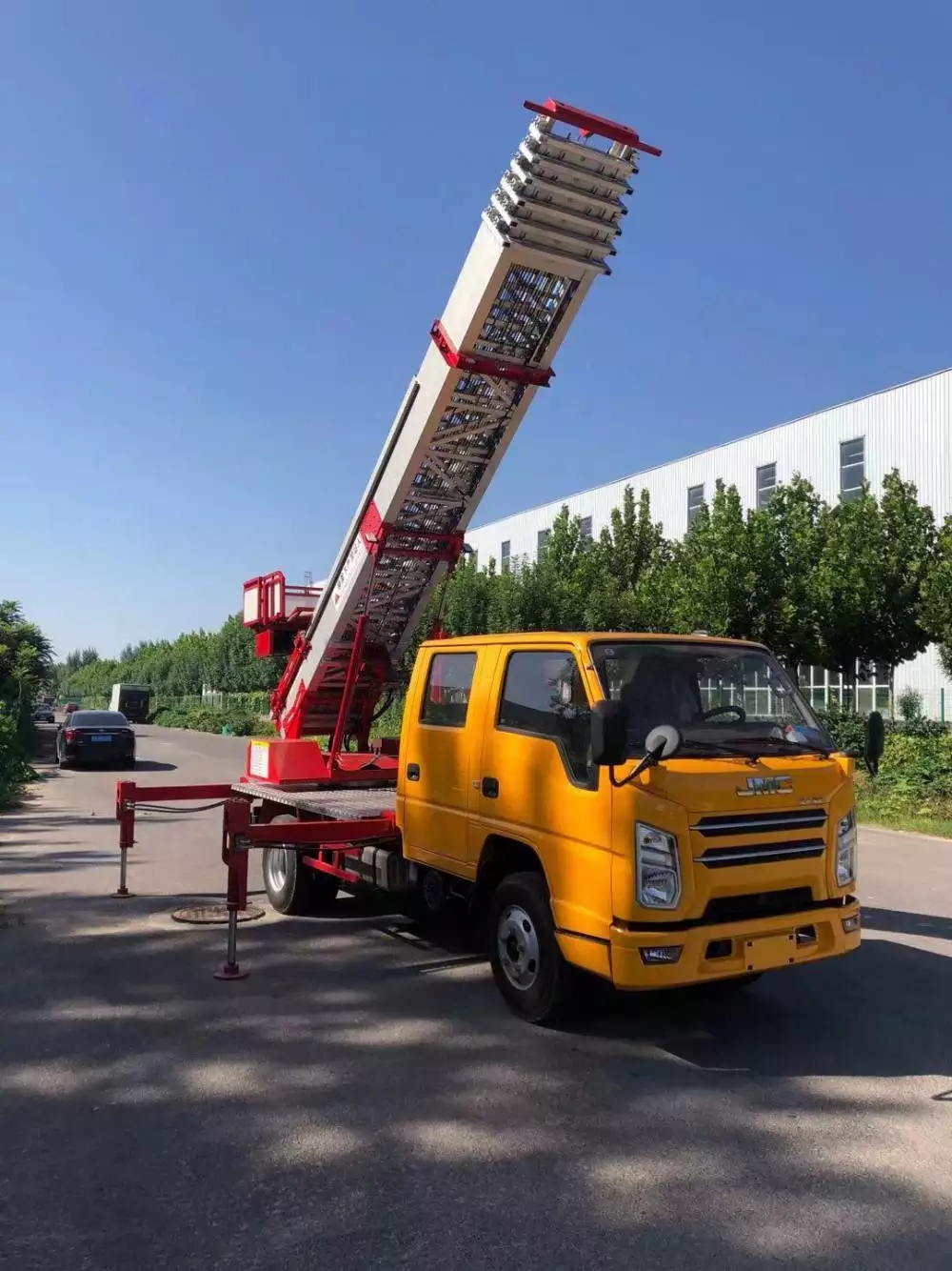 惠阳附近的云梯车出租服务：轻松解决高空作业需求